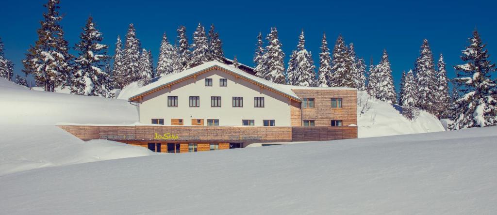 冬のJoSchi Sporthaus Hochkarの様子
