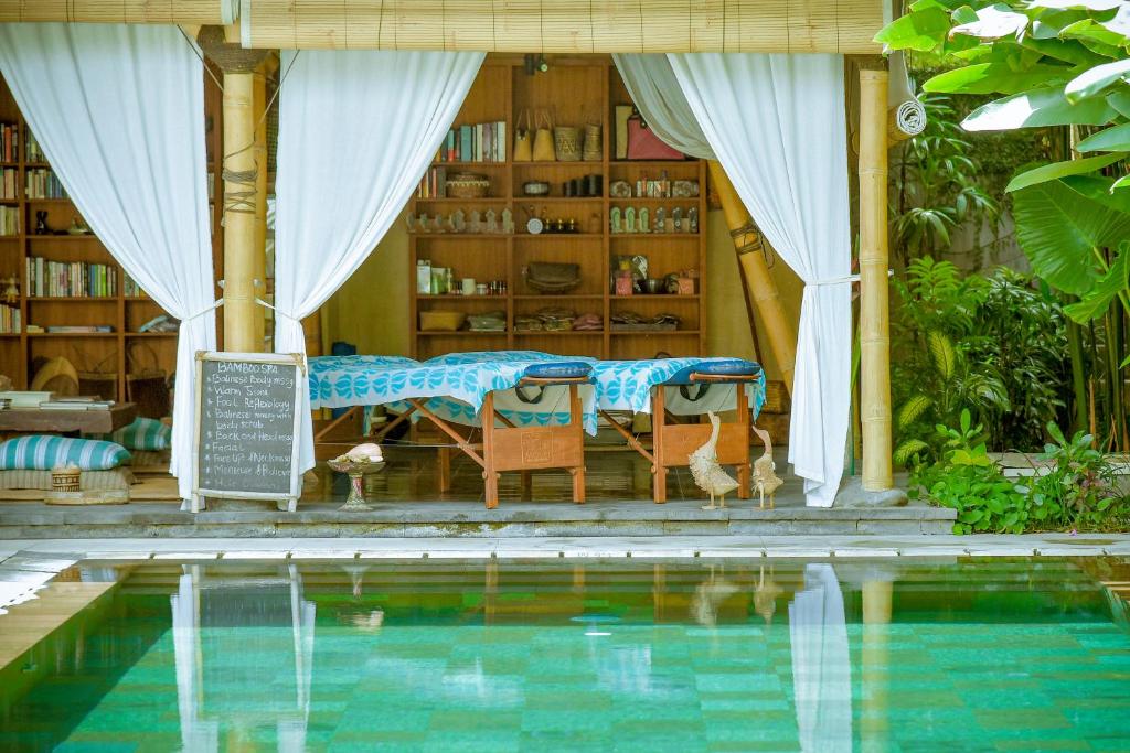 Bazén v ubytování The Open House Jimbaran Bali nebo v jeho okolí
