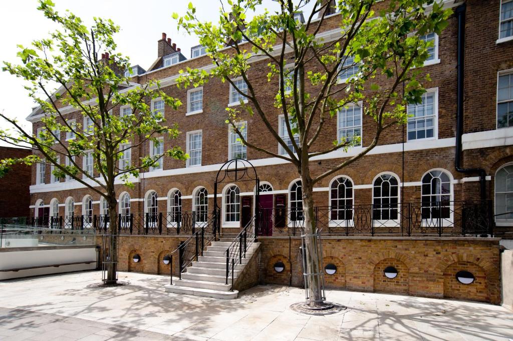 - un bâtiment en briques avec des escaliers en face dans l'établissement Safestay London Elephant & Castle, à Londres