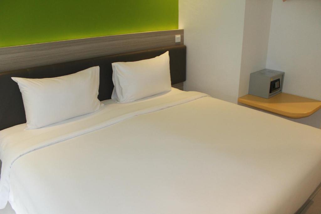 Postel nebo postele na pokoji v ubytování Amaris Hotel Margorejo Surabaya