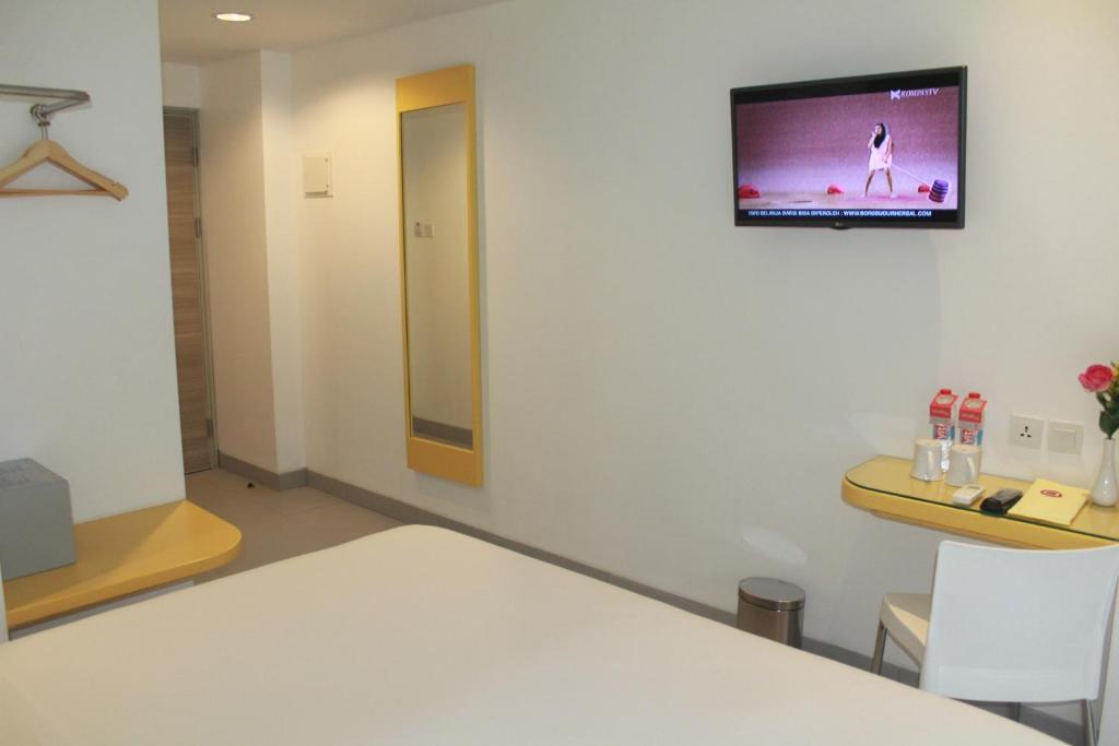TV a/nebo společenská místnost v ubytování Amaris Hotel Margorejo Surabaya