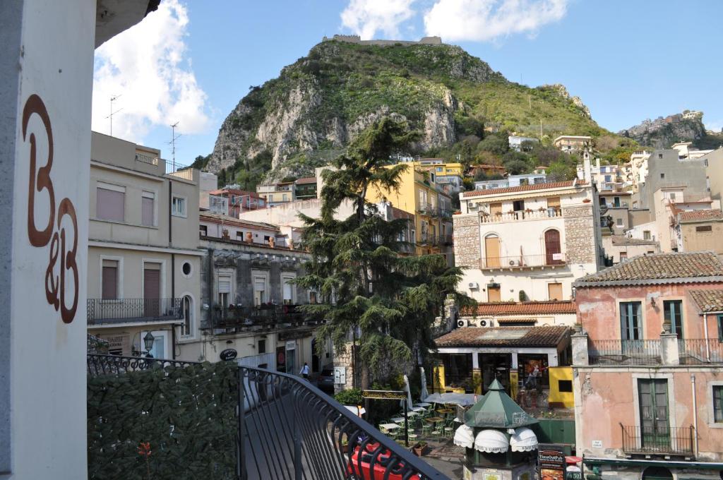 a view of a city with a mountain in the background at B&B Porta del Re in Taormina