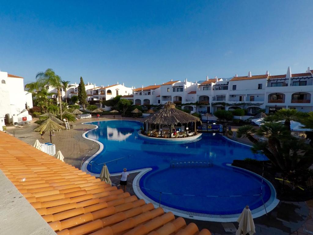 - Vistas a la piscina de un complejo en Luxury Newly Refurbished Modern Apartment with Stunning Mountain Views en San Miguel de Abona