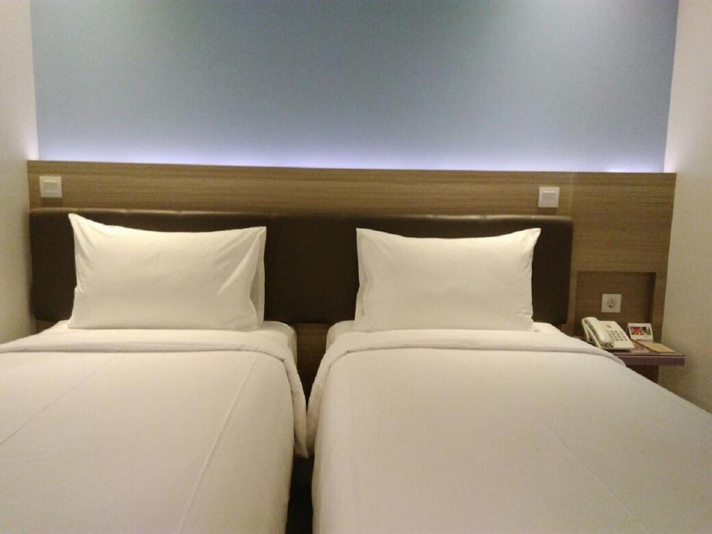 Postel nebo postele na pokoji v ubytování Amaris Hotel Margorejo Surabaya