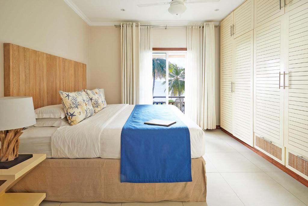 Postel nebo postele na pokoji v ubytování Sables d'Or Luxury Apartments