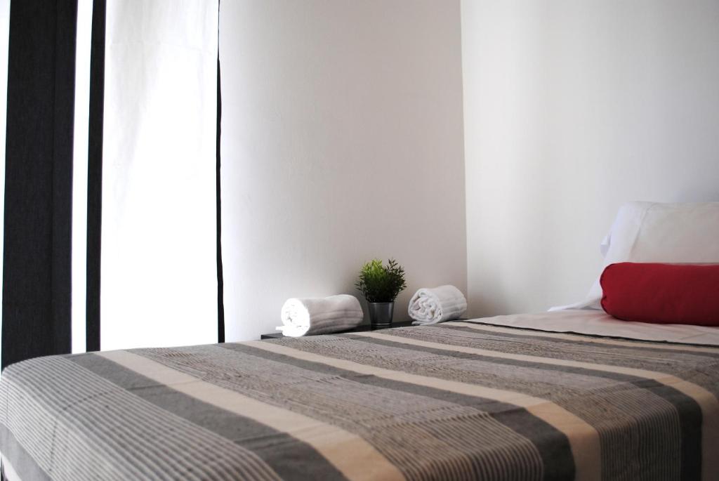 Łóżko lub łóżka w pokoju w obiekcie BNBOOK - Galbiati Flat