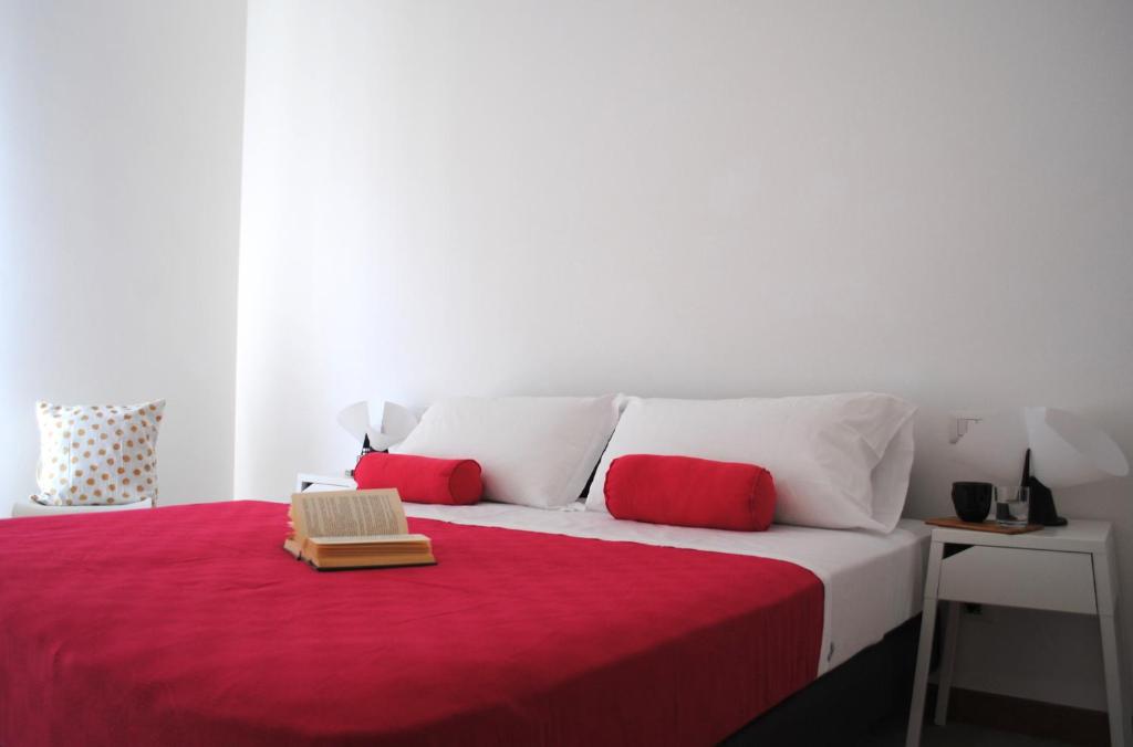 Łóżko lub łóżka w pokoju w obiekcie BNBOOK - Galbiati Flat