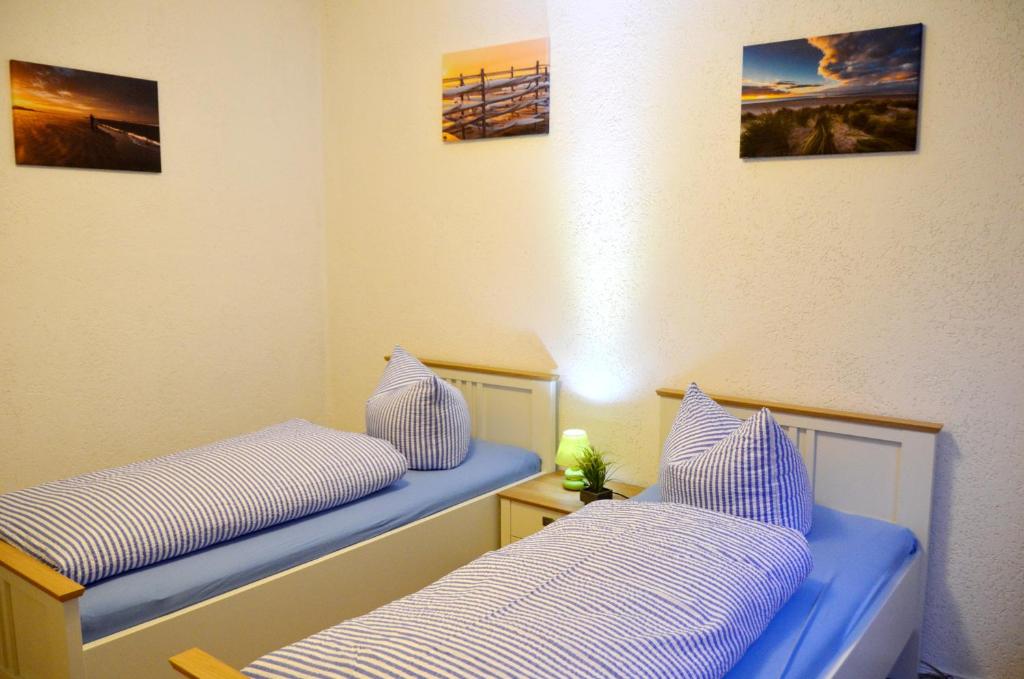 2 Betten nebeneinander in einem Zimmer in der Unterkunft Ferienapartment Süderstrasse in Borkum