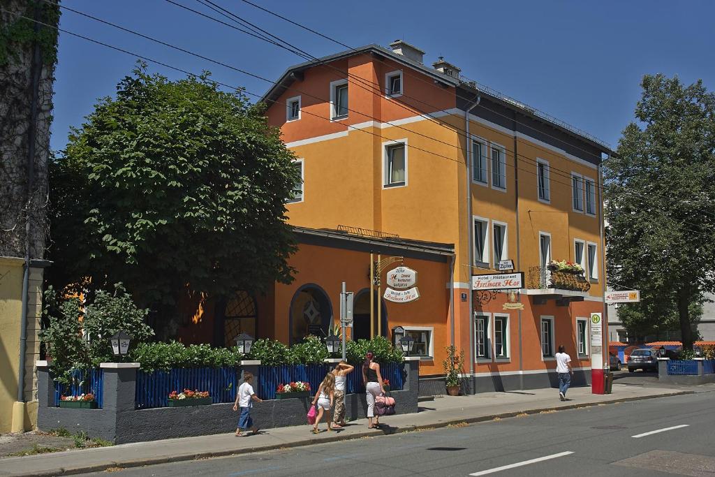 ザルツブルクにあるHotel Restaurant Itzlinger Hofの建物前の通りを歩く集団