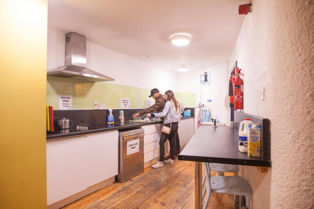 Kuchyň nebo kuchyňský kout v ubytování Ashfield Hostel