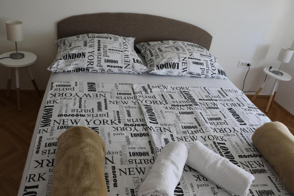 Posteľ alebo postele v izbe v ubytovaní Apartment K&A- near Dom sportova