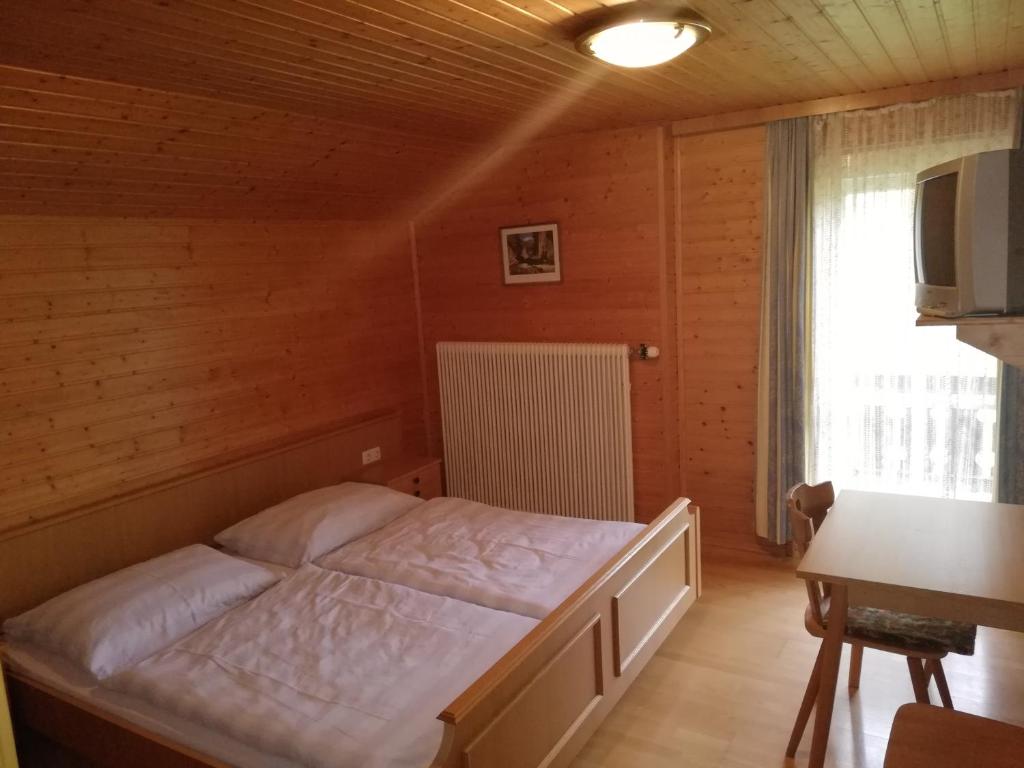 Postel nebo postele na pokoji v ubytování Gasthof Kirchenwirt