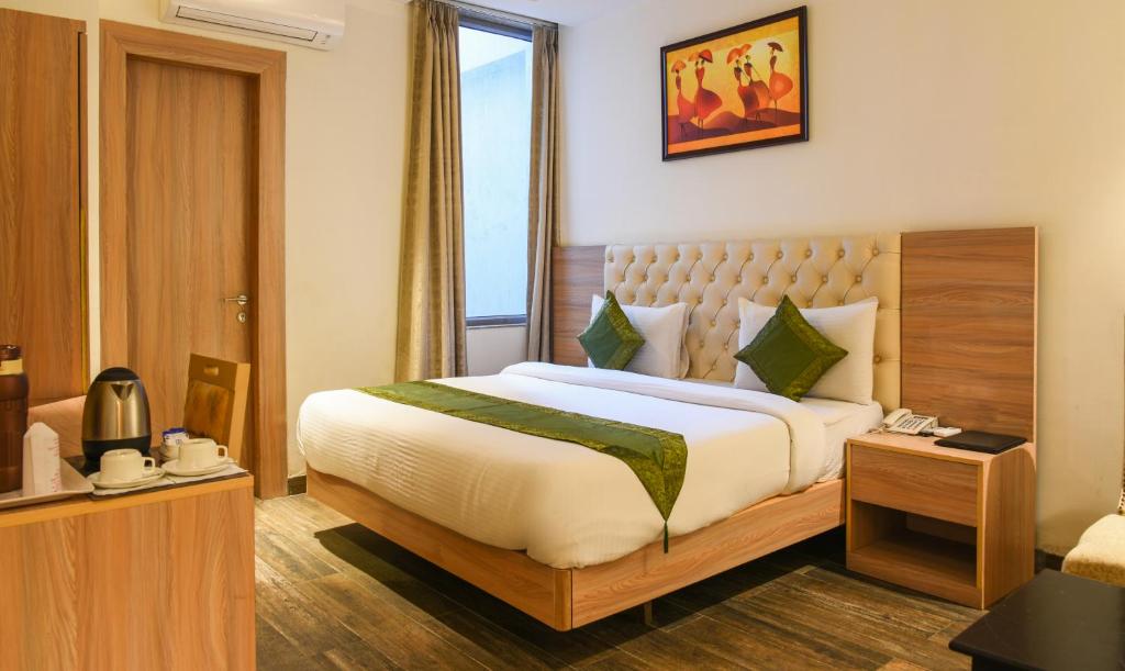 Postel nebo postele na pokoji v ubytování Hotel Banz Near Indira Gandhi Airport Delhi