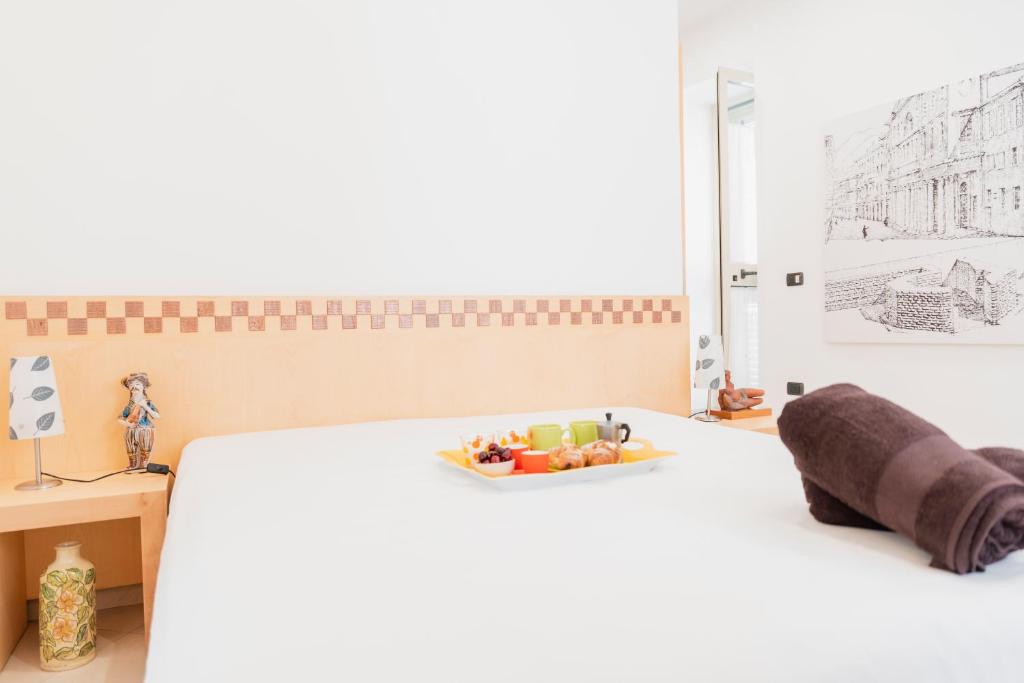 Un dormitorio con una cama con una bandeja de juguetes. en Casa Barone, en Grammichele
