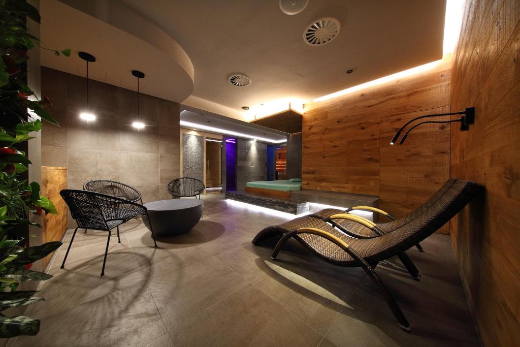 vestíbulo con sillas y bañera en una habitación en Apartmány Terasy Café, en Liberec