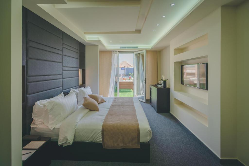 Postel nebo postele na pokoji v ubytování Louis V Hotel Beirut