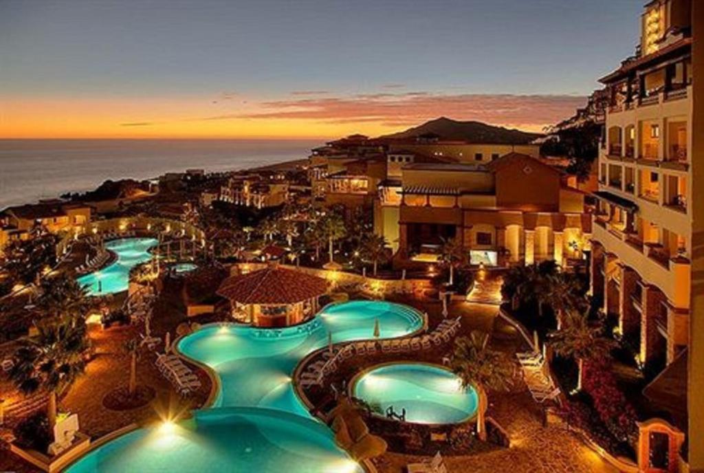 una vista aérea de un complejo con piscinas azules en Suites at PB Sunset Beach Golf and Spa Cabo San Lucas, en Cabo San Lucas