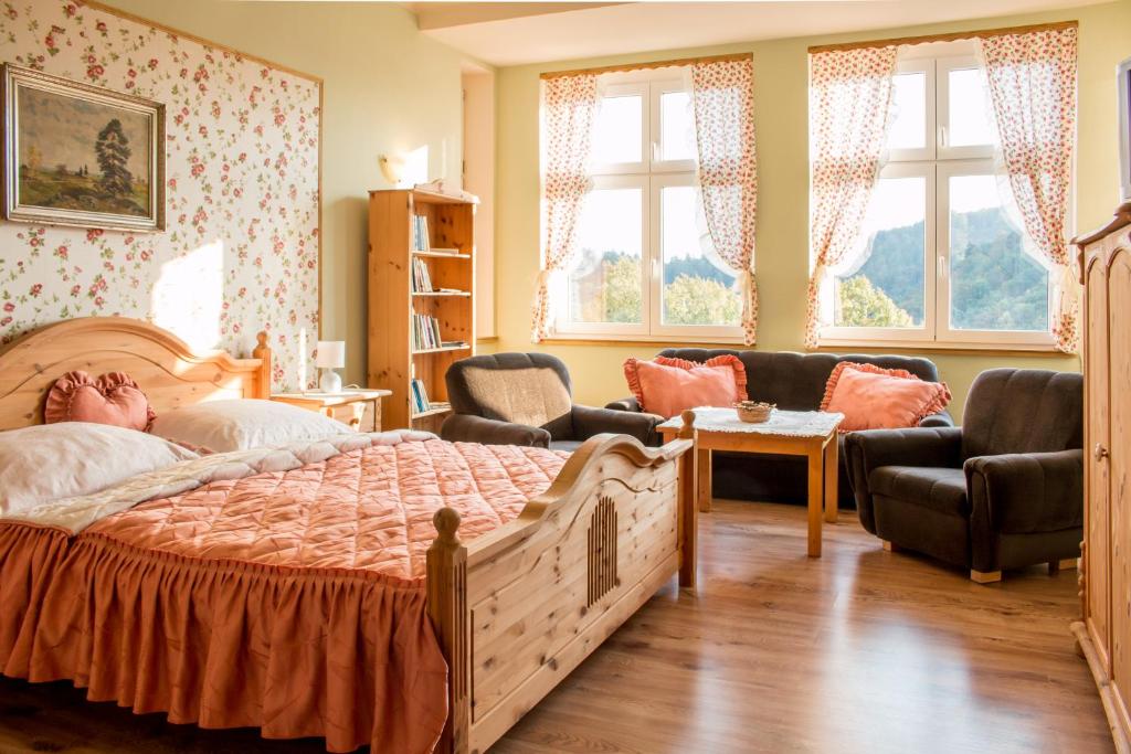 ein Schlafzimmer mit einem großen Bett und ein Wohnzimmer in der Unterkunft Ria Apartment Vyhlídka in Karlsbad