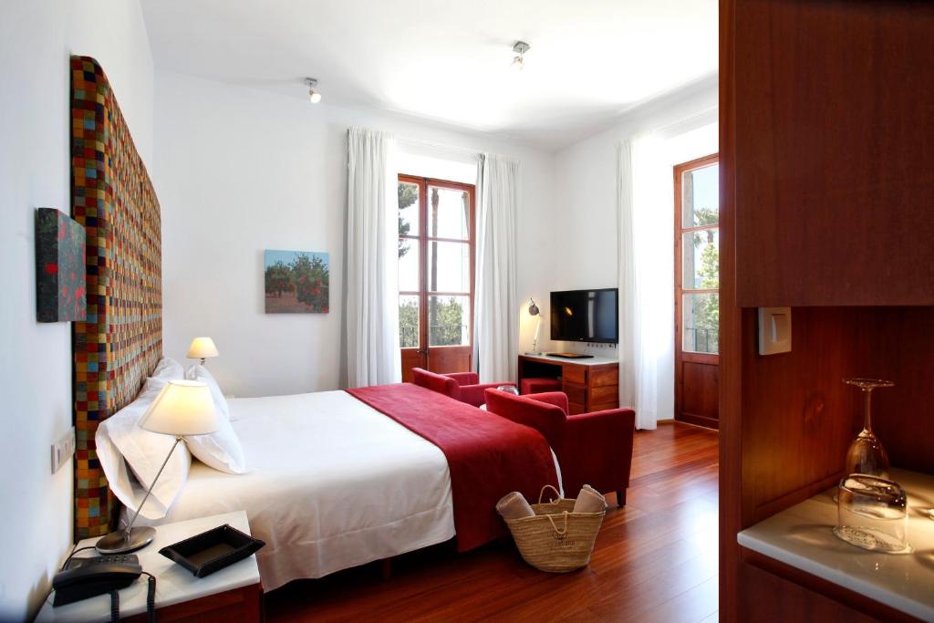 TV a/nebo společenská místnost v ubytování Sa Cabana Hotel & Spa - Adults Only