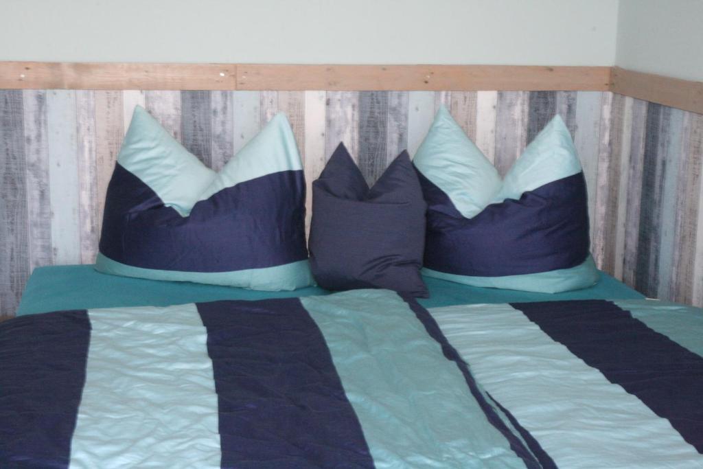 RöthaにあるStrandhaus "Knuffeltje"のベッド(青と白の枕付)