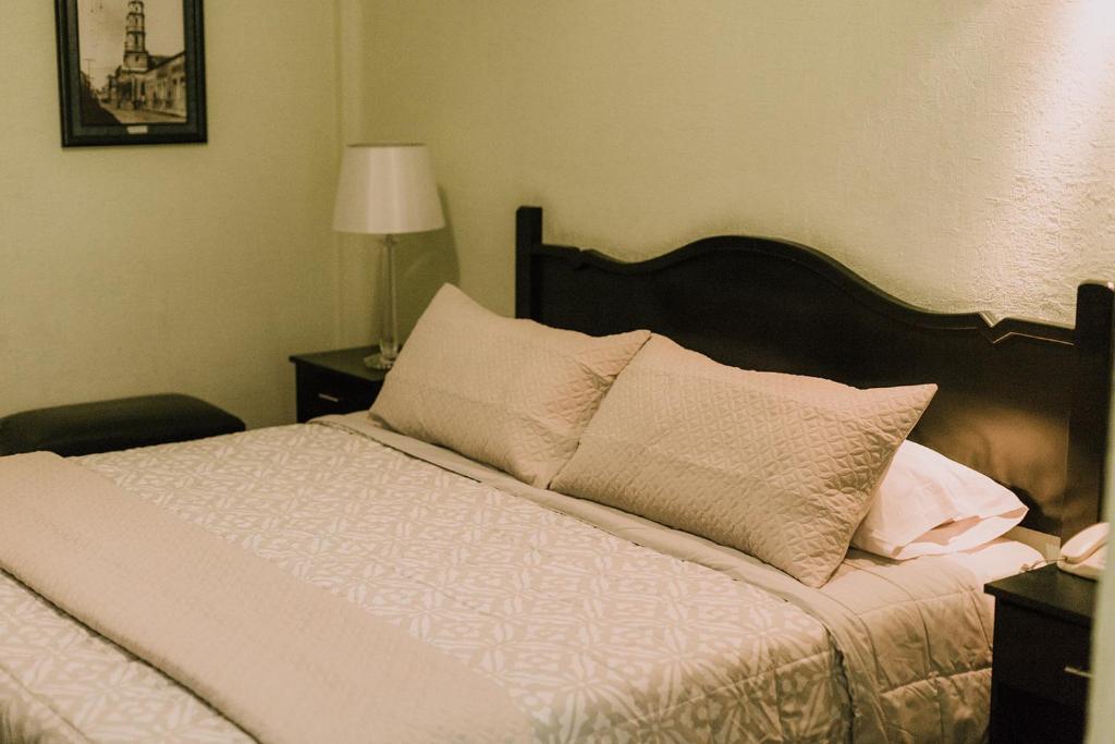Postel nebo postele na pokoji v ubytování Hotel Leon