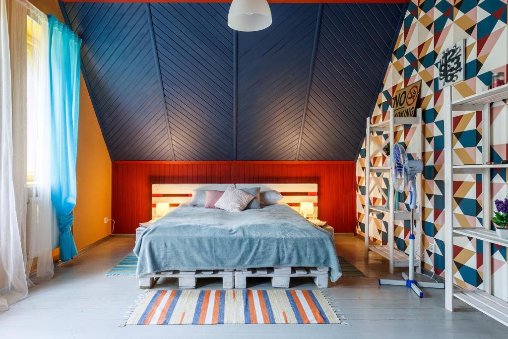カリーニングラードにあるUnited Colors Homeのカラフルな壁のベッドルーム1室(ベッド1台付)