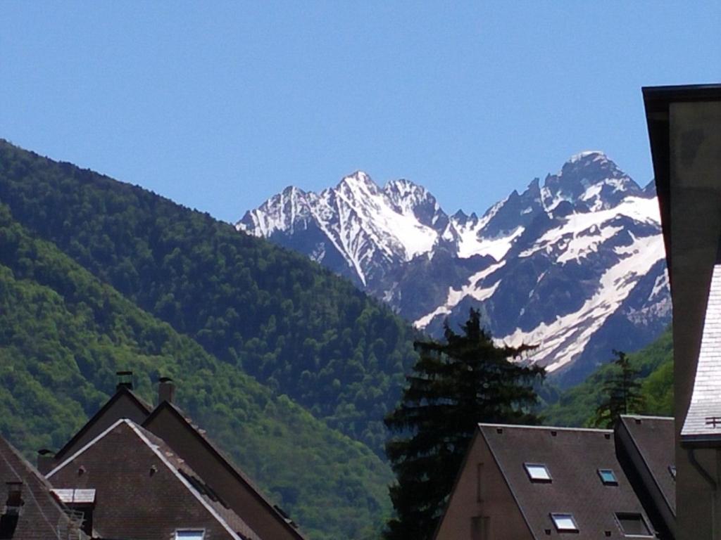 アパートメントから撮影された、または一般的な山の景色