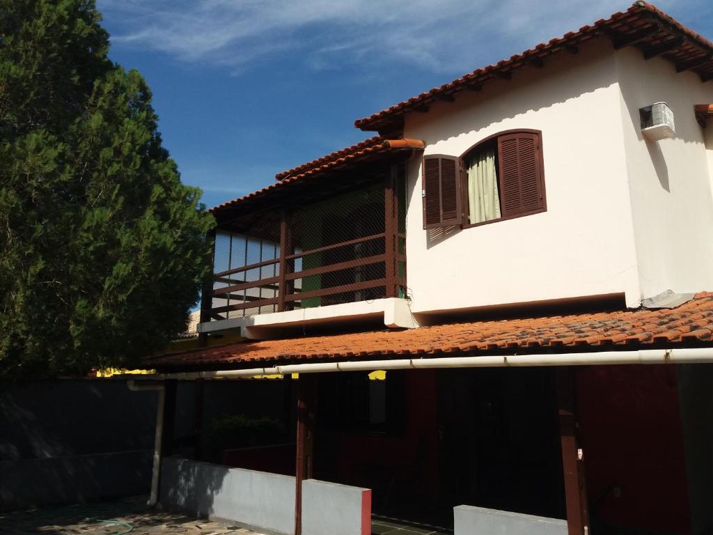 una casa con un balcón en el lateral. en Casa da Olga Itatiaia, en Itatiaia