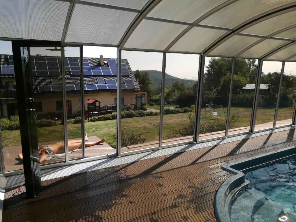 A piscina localizada em Pension Čtyřlístek ou nos arredores