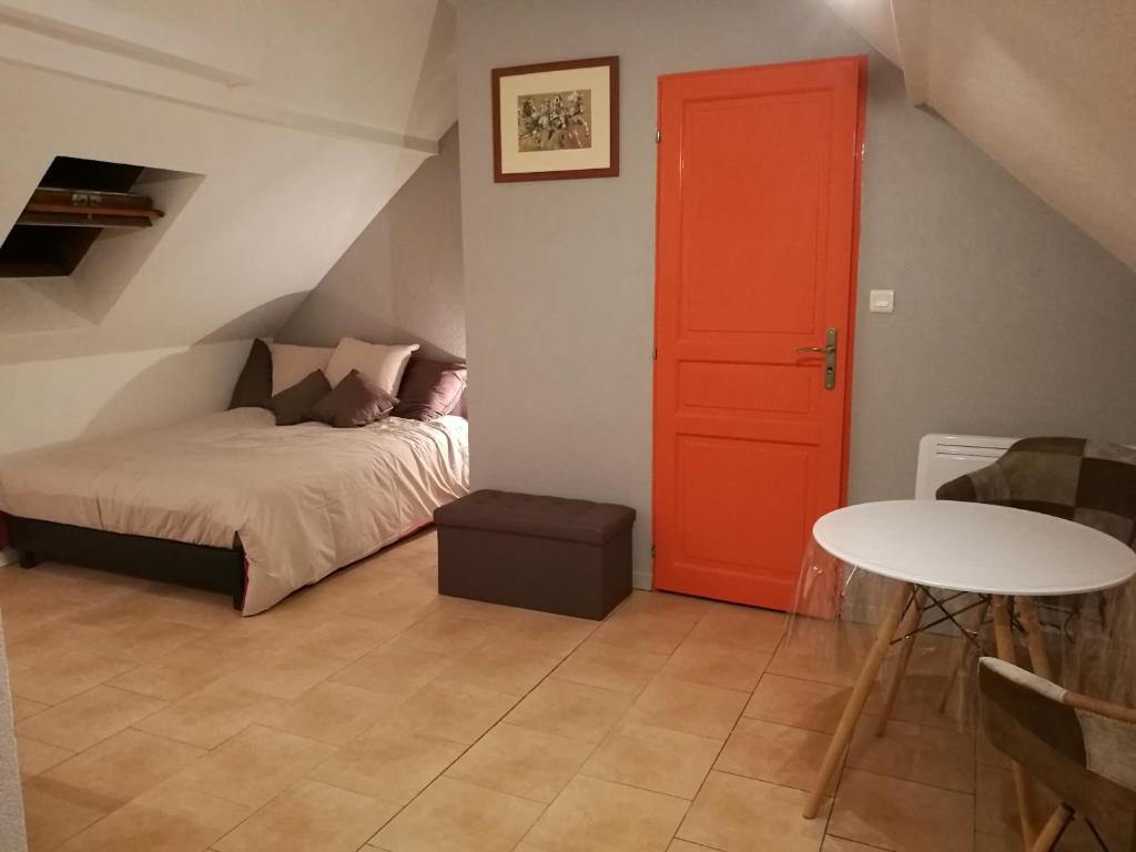 Postel nebo postele na pokoji v ubytování Le cigogneau-studio alcôve au calme