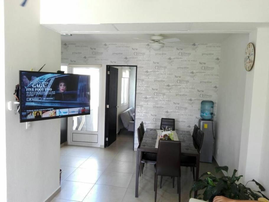 TV a/nebo společenská místnost v ubytování Casa con alberca y laguna