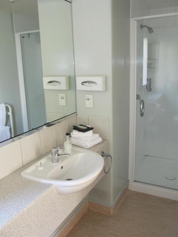 Alhambra Oaks Motor Lodge - Resim 14