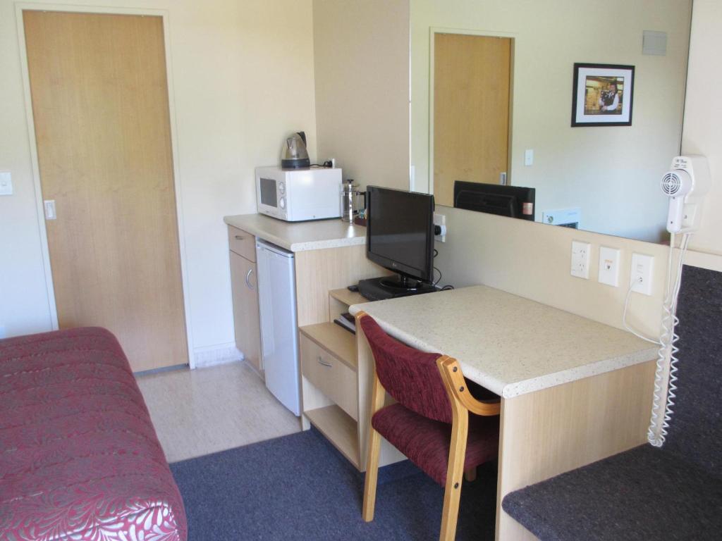 Alhambra Oaks Motor Lodge - Resim 13