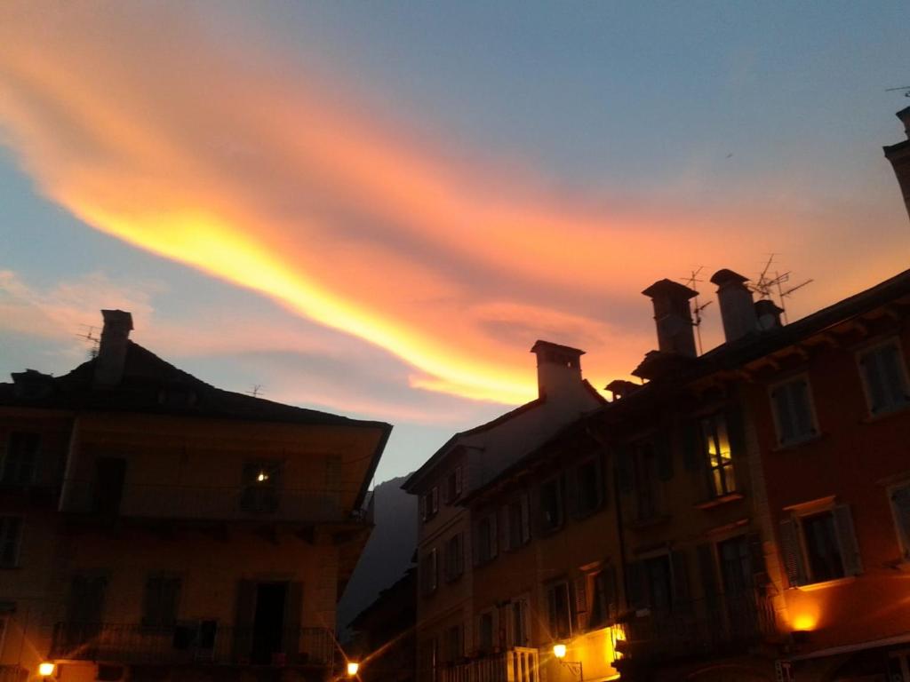 ドモドッソラにあるAppartamento Vecchia Domoの夕焼けの建物の上空に虹