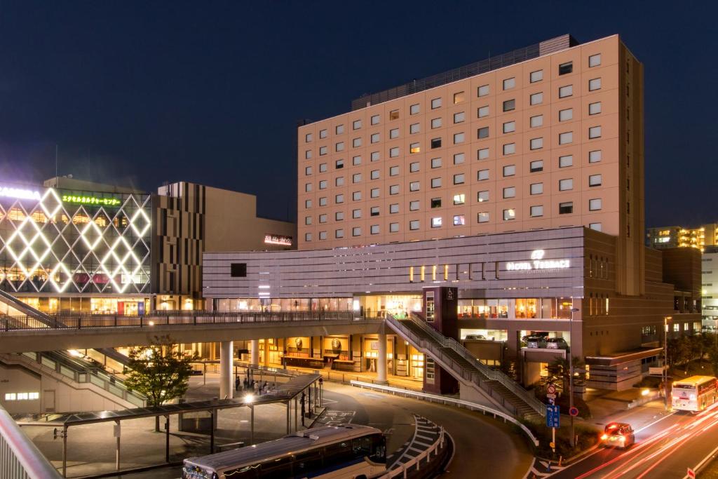 una ciudad de noche con un edificio y tráfico en Hotel Terrace the Garden Mito en Mito