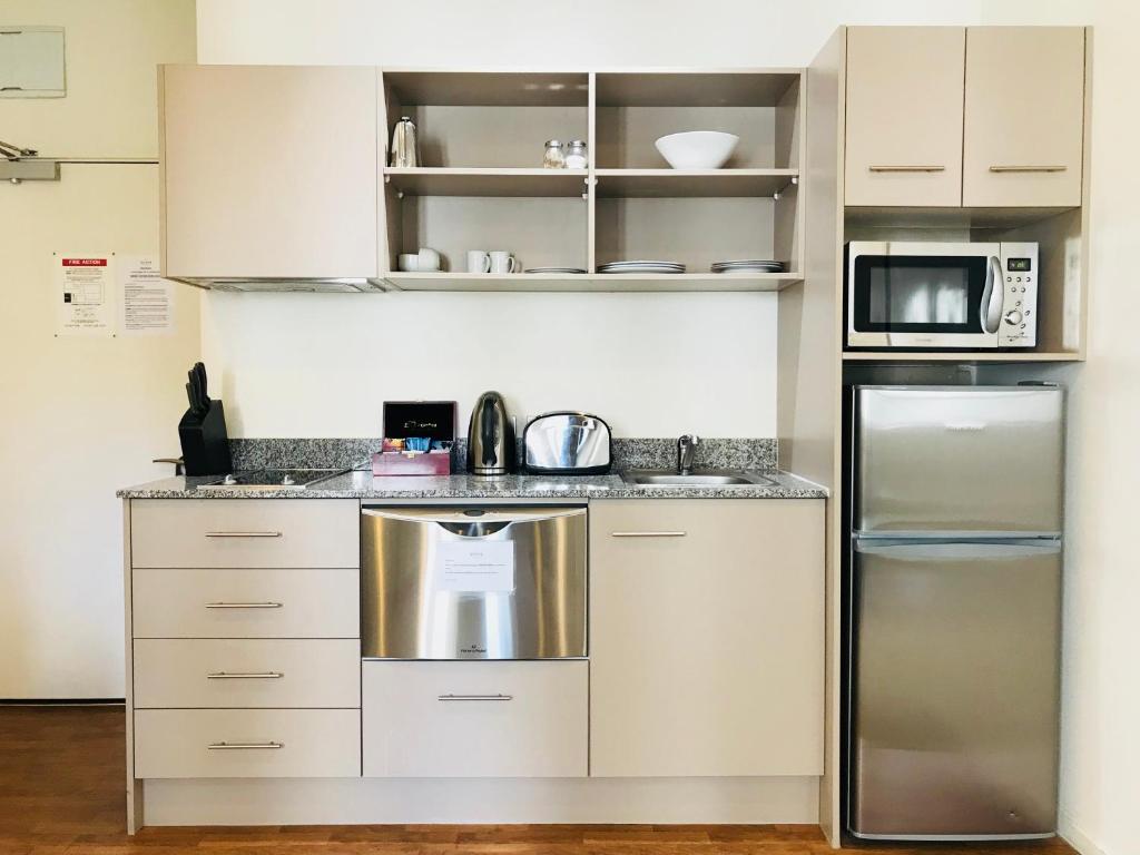 Kuchyň nebo kuchyňský kout v ubytování Quest On Lambton Serviced Apartments