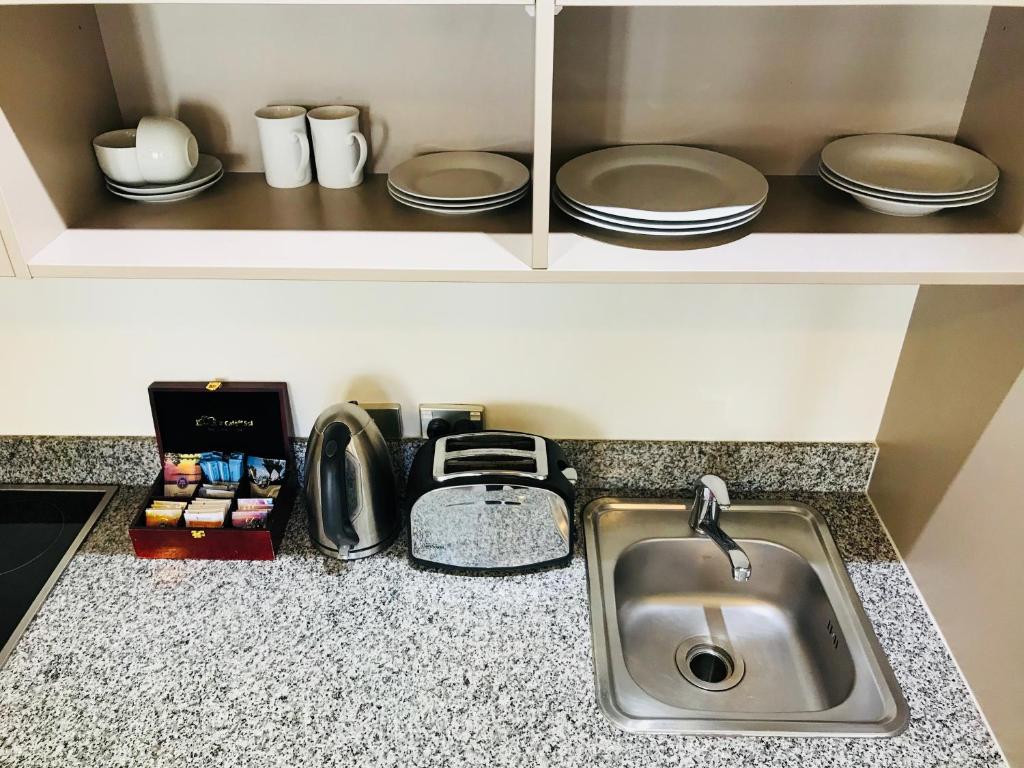 Kuchyň nebo kuchyňský kout v ubytování Quest On Lambton Serviced Apartments