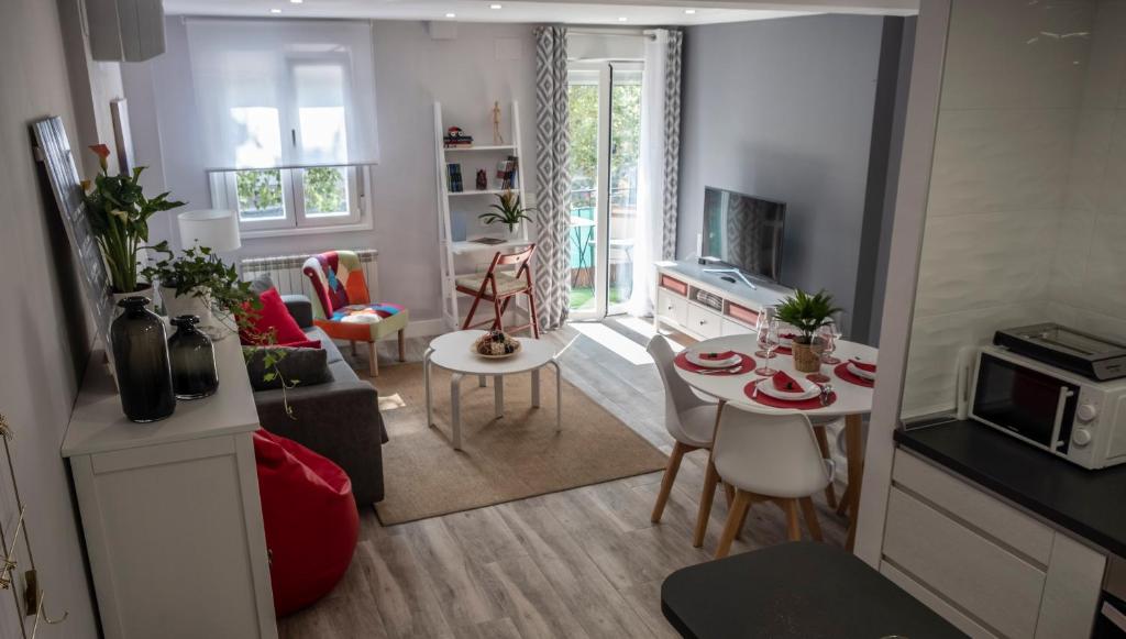 een keuken en een woonkamer met een tafel en stoelen bij Apartamento Valtour Valladolid in Valladolid