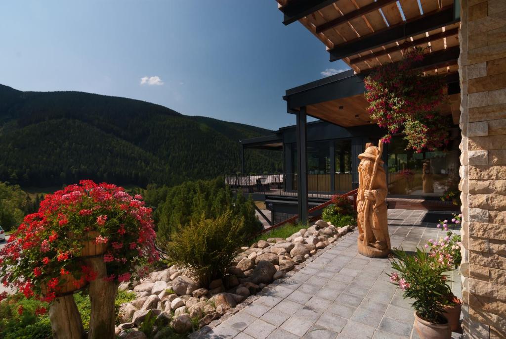 Ein allgemeiner Bergblick oder ein Berglick von des Hotels aus
