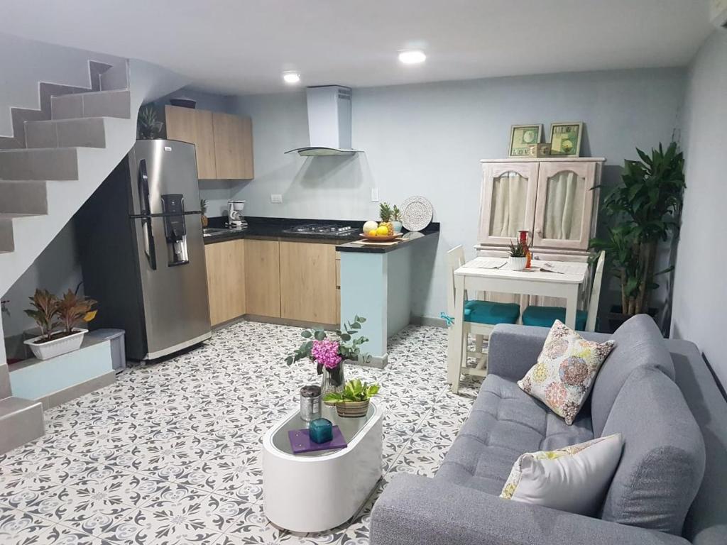 a living room with a couch and a kitchen at Casa Anita in Cartagena de Indias