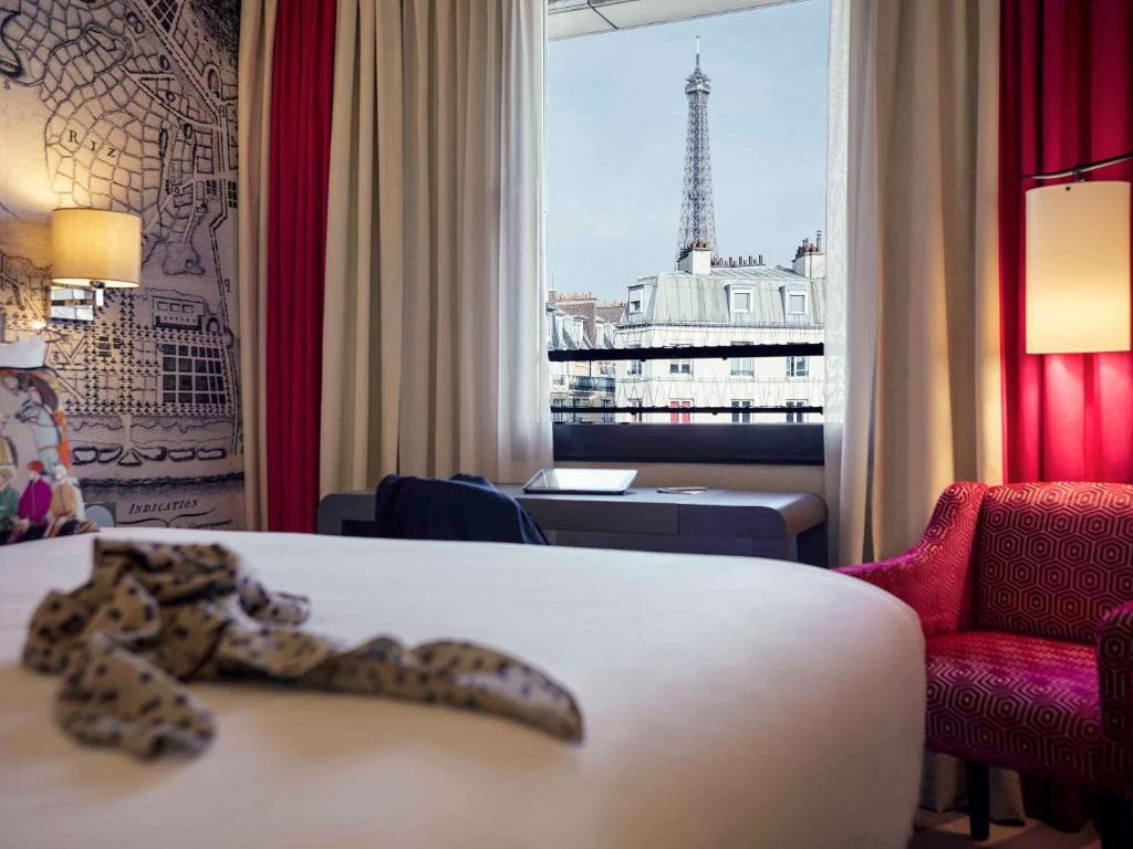 um quarto de hotel com vista para a torre Eiffel em Mercure Tour Eiffel Grenelle em Paris
