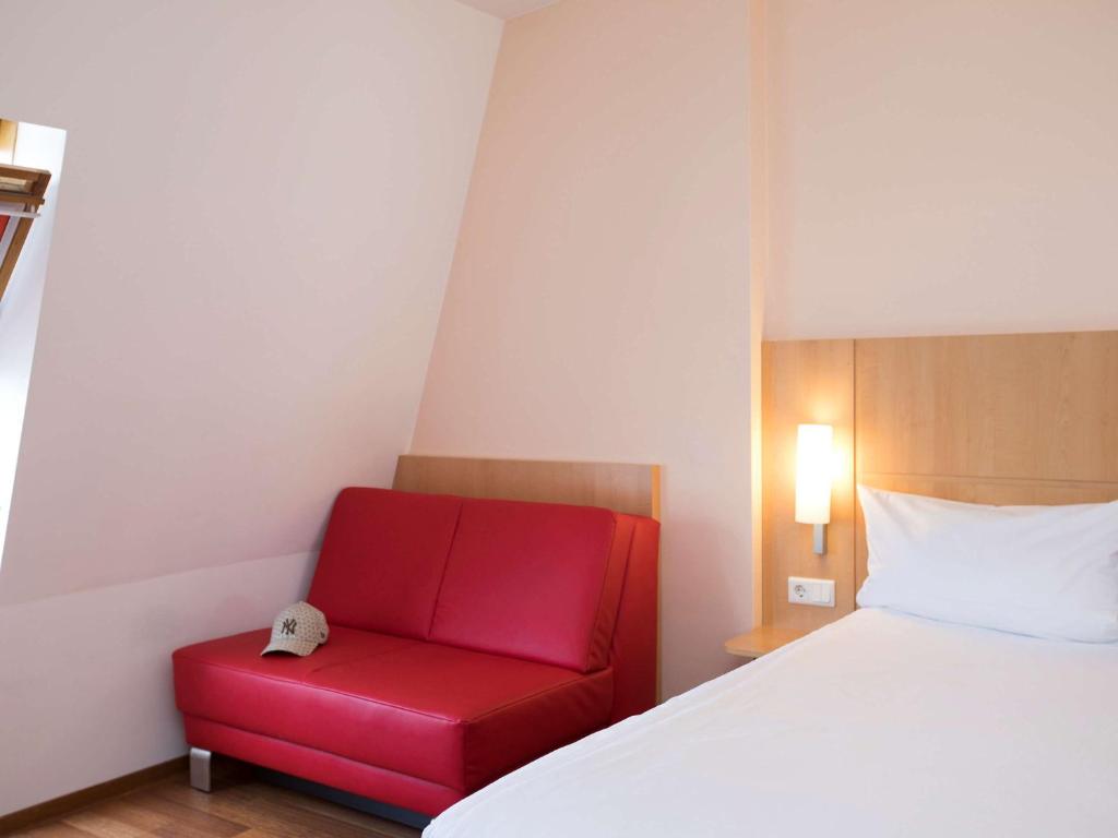 Postel nebo postele na pokoji v ubytování ibis Berlin City Süd