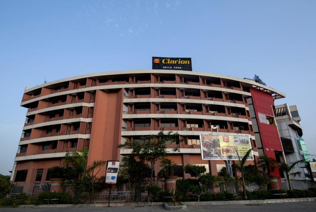 齋浦爾的住宿－克拉里翁貝拉卡薩機場酒店，上面有标志的建筑