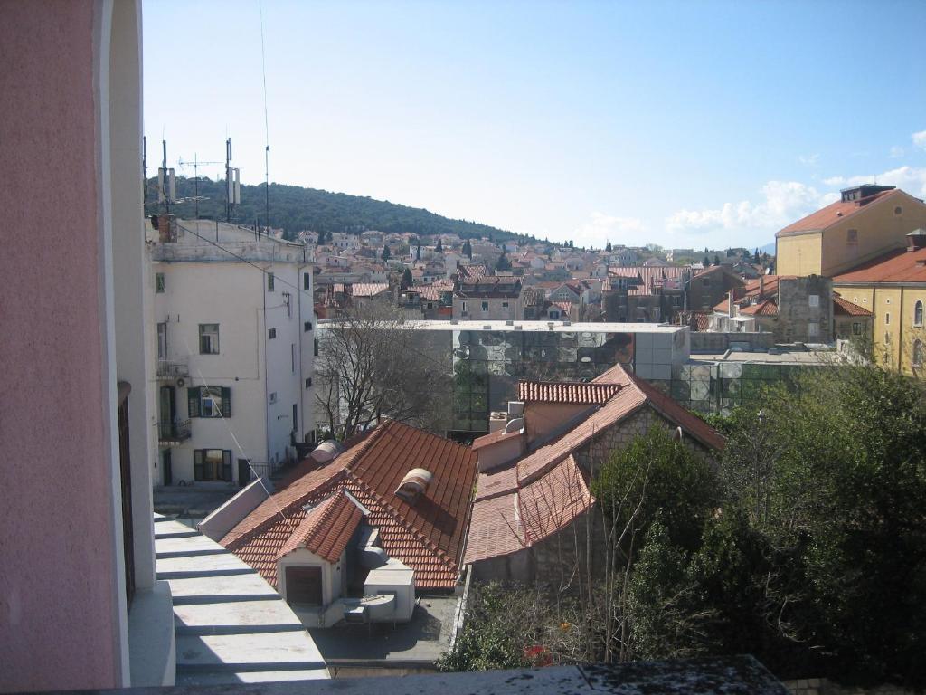 Ein allgemeiner Bergblick oder ein Berglick von der Pension aus