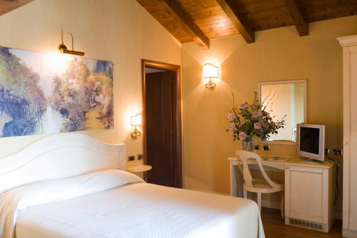 A bed or beds in a room at Albergo Da Nando
