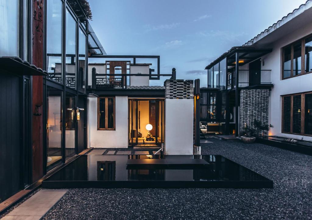 a house with a glass floor in a courtyard at Zhangjiajie Song Boutique B & B - Zhangjiajie National Forest Park Wulingyuan in Zhangjiajie