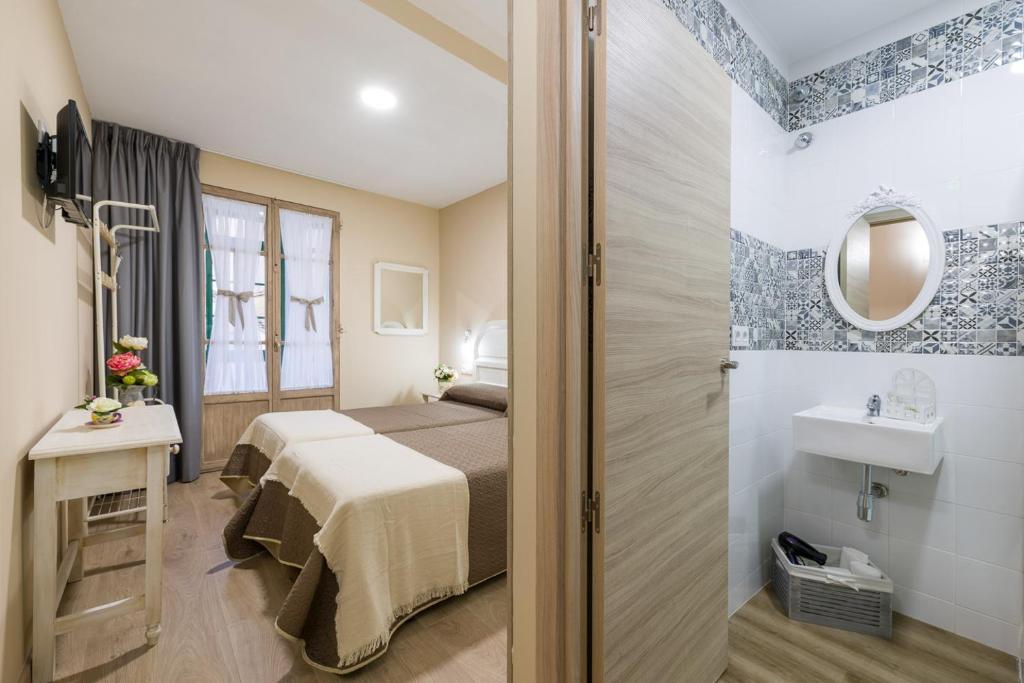 A bathroom at Pensión Luis