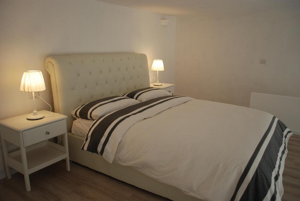 una camera da letto con un letto con due lampade sopra di Berardi Palace - Vigna Nuova Loft a Firenze