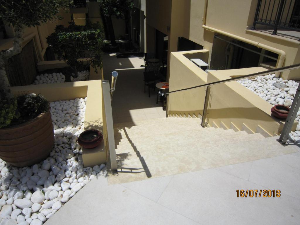 Atlantis Beach Hotel - 9