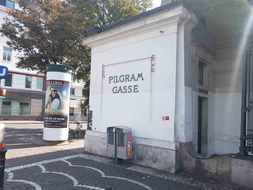a building with a sign for a pizza garage at Pension am Wienfluss in Vienna